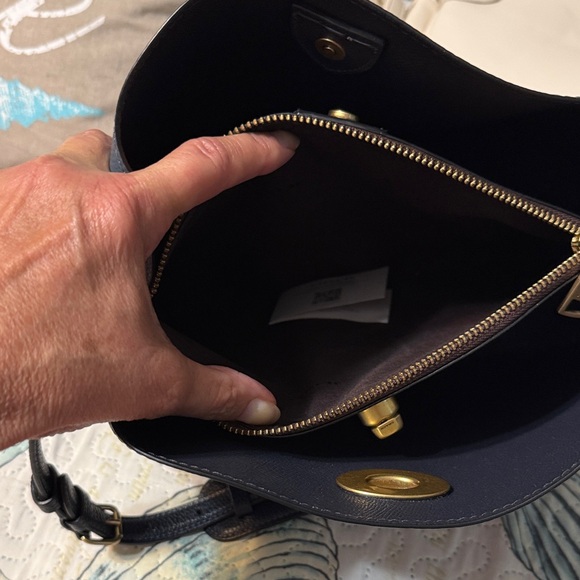 Elegant Navy Blue Leather Shoulder Bag - Picture 4 of 6